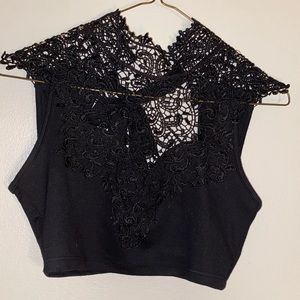 Black crop top wirh lace pattern